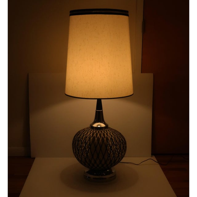 1960s Pair of Mid Century Modern Spun Lucite Spaghetti Table Lamps For Sale - Image 5 of 10