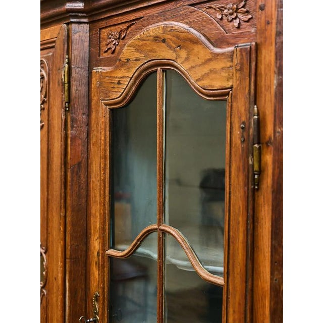Representative carved bookcase made of solid oak, originating from the Liège arts and crafts workshops. It was made around...