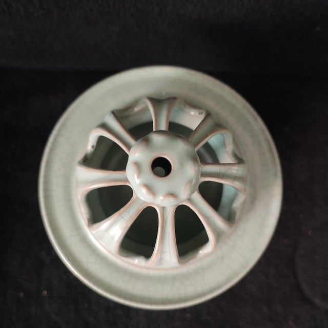 Chinese Ceramic Censer,Guan Ware Crackle Glaze Celadon Glaze Porcelain Incense Burner For Sale - Image 4 of 10
