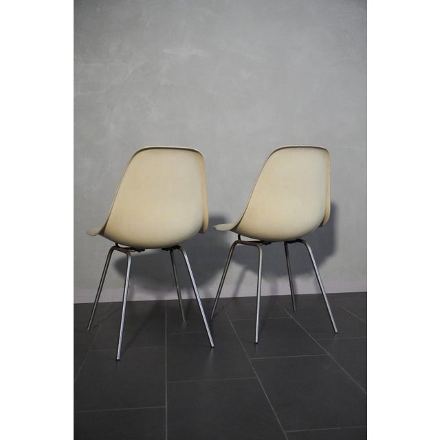 Herman Miller Vintage Cream Fiberglass Chairs by Charles & Ray Eames for Herman Miller, 1950s, Set of 2 For Sale - Image 4 of 18