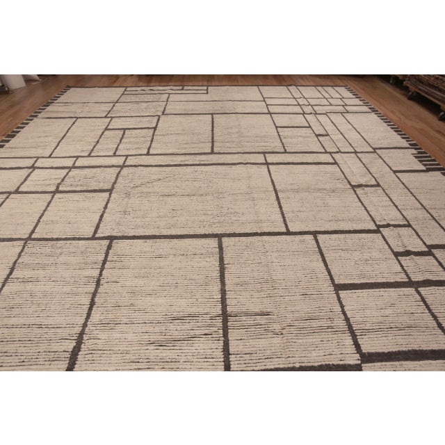 Early 21st Century Large Modern Geometric Area Rug For Sale - Image 5 of 5