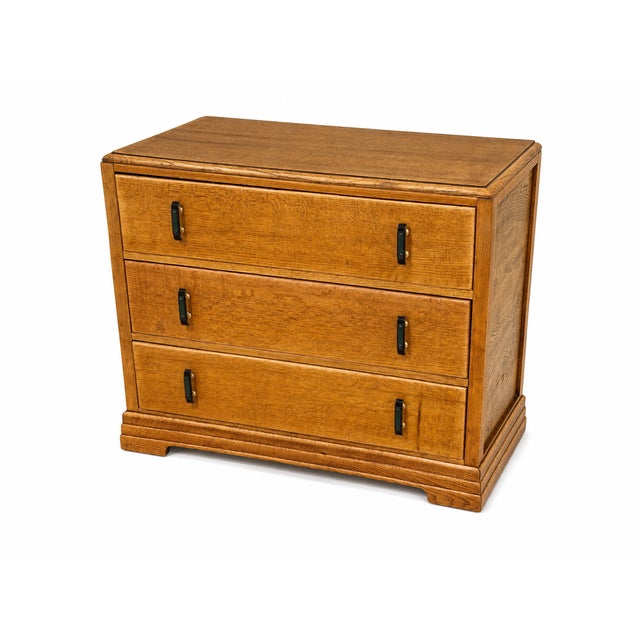 A beautifully restored Art Deco oak chest of drawers, dating from around the 1930s period. This is a characterful vintage...
