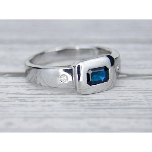 Modern Blue and White Sapphires 14k Gold Ring For Sale - Image 3 of 7