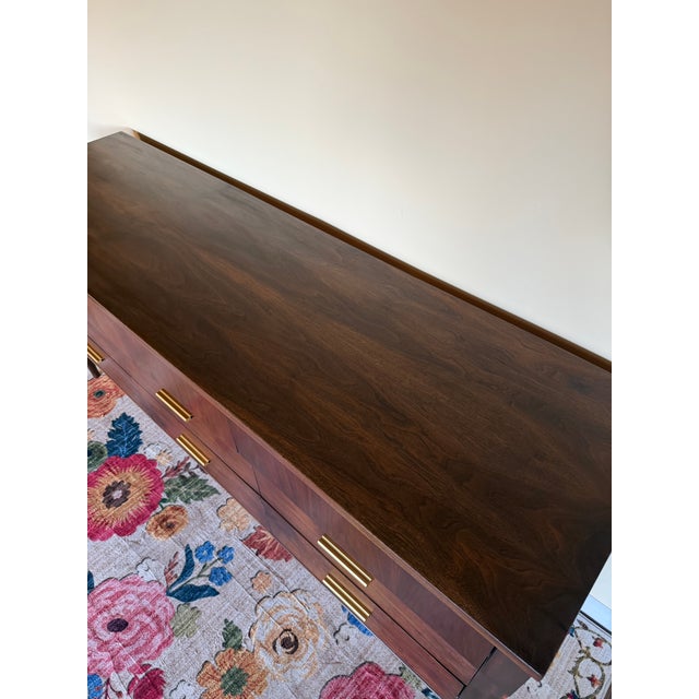 1960s Mid-Century Modern Walnut 9-Drawer Dresser by Stanley Distinctive Furniture Collection For Sale - Image 5 of 7