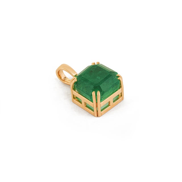 VR Jewels Square Cut 6.06ct Emerald Solitaire Double Prong 18k Yellow Gold Pendant For Sale - Image 4 of 16