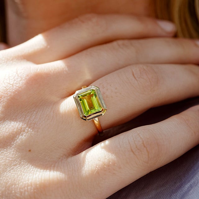 Metal Kai Bella 2.50ctw Emerald-Cut Peridot East-West Ring, Size 6 in 14k Gold (All Sizes Available) For Sale - Image 7 of 12