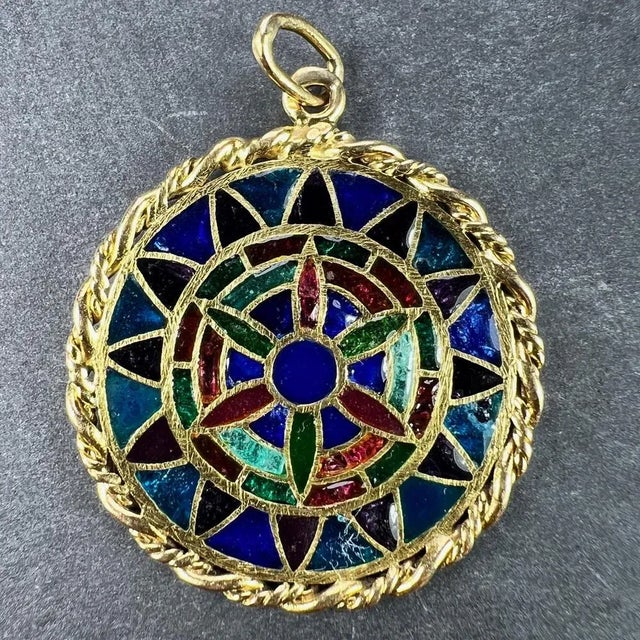 French 18 Karat Yellow Gold and Enamel Window Plique a Jour Pendant Medal, 1950s For Sale - Image 6 of 18