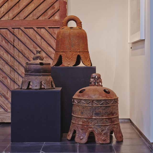 Metal Chinese Ming Iron Bell with Dragon Handle, c. 1600 For Sale - Image 7 of 7