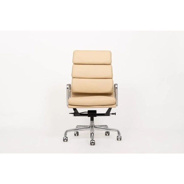 Mid-Century Modern Tan Eames Herman Miller Tall Leather Office Chair Aluminum Group For Sale - Image 3 of 13