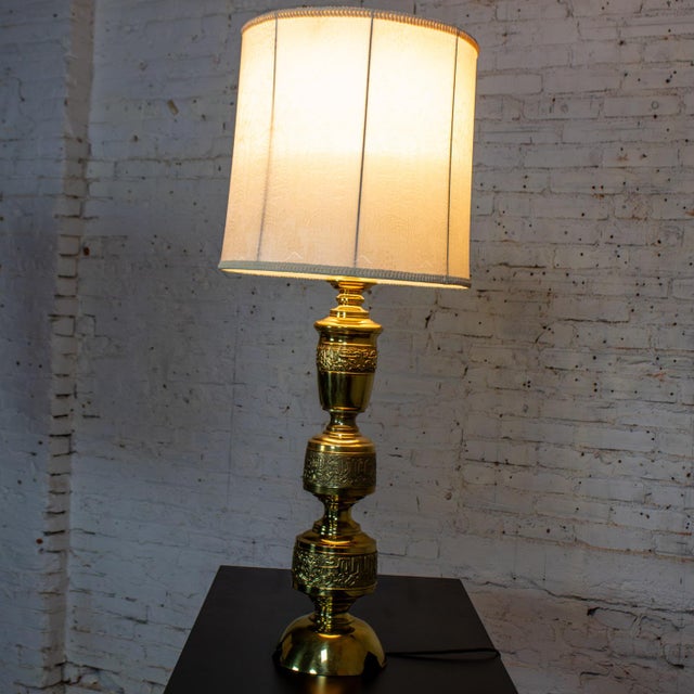 Chinoiserie Mid-20th Century Chinoiserie Hollywood Regency Table Lamp Cast Brass W/Damask Fabric Shade For Sale - Image 3 of 18