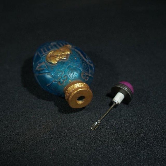 Blue Fine Carved Peking Glass Snuff Bottle With Gilded Bat Relief, Chinese Vintage Collectible Snuff Bottle For Sale - Image 8 of 9