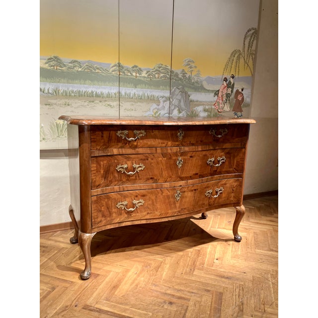 Antique Louis XV Rococo Italian Commode with Curved Chest of Drawers in Inlaid Walnut, Tuscany, 1700s For Sale - Image 14 of 14