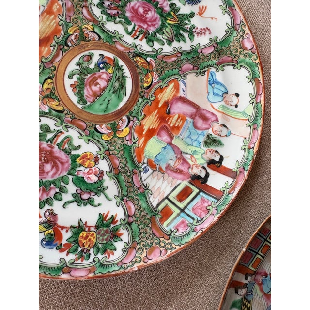 Mid 19th Century Pair of 19th Century Chinese Rose Medallion Export Porcelain Plates - 10” For Sale - Image 5 of 10