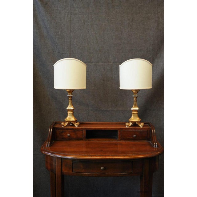 A graceful set of two lamps, with a classic, clean style, crafted by Florentine artisans. The slender, all-wood pedestal...