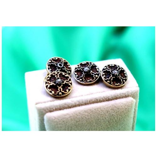 Metal Gold Cufflinks with Shell Reliefs and Diamond Chips in the Center, Set of 2 For Sale - Image 7 of 7