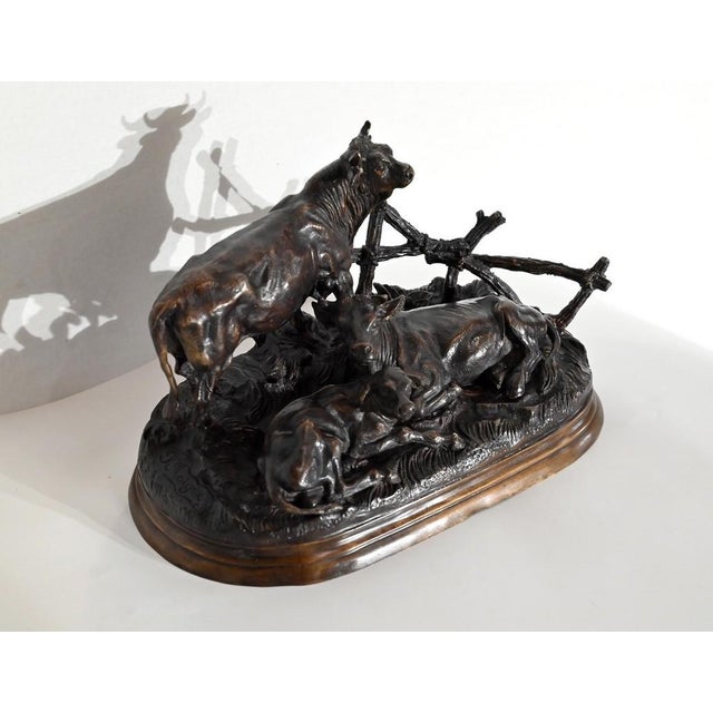 Ce bronze à patine brune, intitulé « Famille bovine », nous invite à découvrir trois animaux. Le taureau imposant par sa...