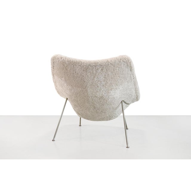 1950s Set of F157 Oyster Armchair and Ottoman in Sheepskin by Pierre Paulin, 1950s For Sale - Image 5 of 9