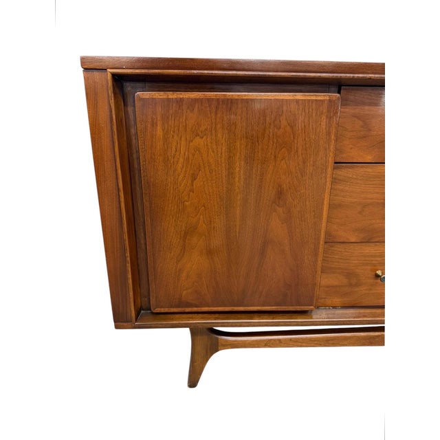 Mid-Century Modern Kent Coffey Insignia 9-Drawer Walnut Dresser For Sale In Philadelphia - Image 6 of 12