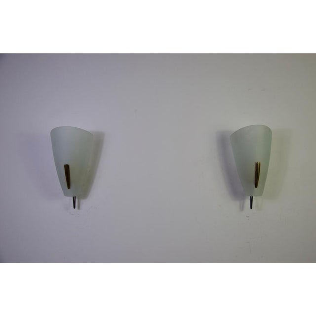 1960s Mid-Century Brass and Glass Wall Lamps attributed to Stilnovo, Italy, 1960s, Set of 2 For Sale - Image 5 of 8