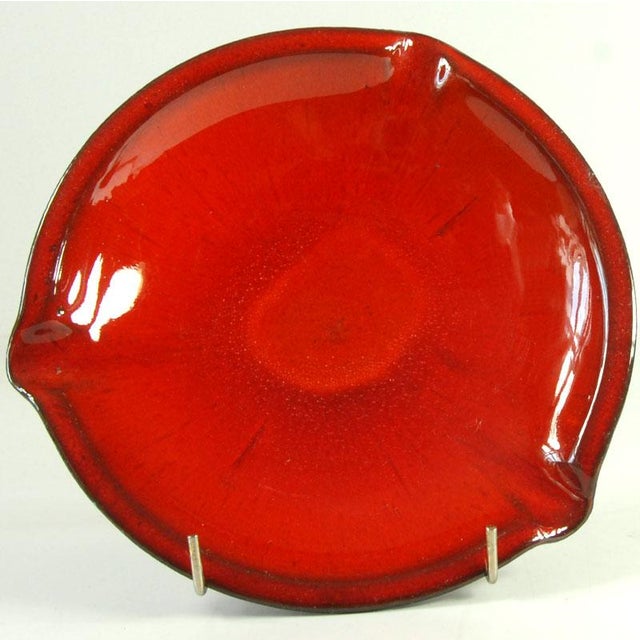 An impressive, large ashtray made of glazed ceramic. Beautiful, vibrant orange-red color. The ashtray comes from the 1970s...