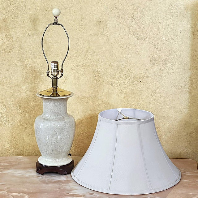 Vintage Ivory Speckled Ceramic Ginger Jar Style Table Lamp With Cream Shade & Wood Base For Sale - Image 17 of 18