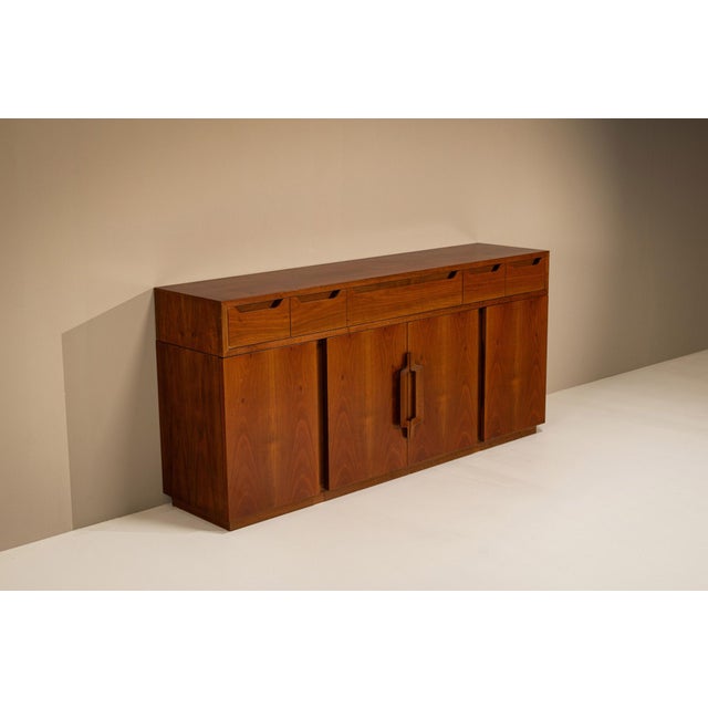 1970s Arcigliano Walnut Sideboard by Giovanni Michelucci for Fantacci, Italy, 1970s For Sale - Image 5 of 14