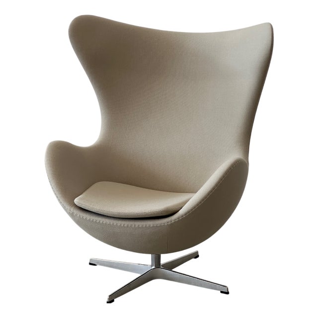 Egg Swivel Lounge Chair in Beige Fabric and Metal by Arne Jacobsen for Fritz Hansen For Sale