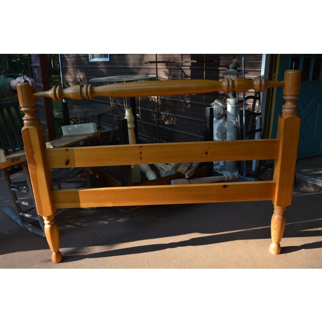 American Vintage Bassett Knotty Pine Four Poster Queen Bed W/ Carved Pineapple Finials For Sale - Image 3 of 18