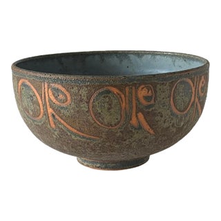 A Beautiful Hand-Made Stoneware Art Pottery Bowl by Gerry Williams For Sale