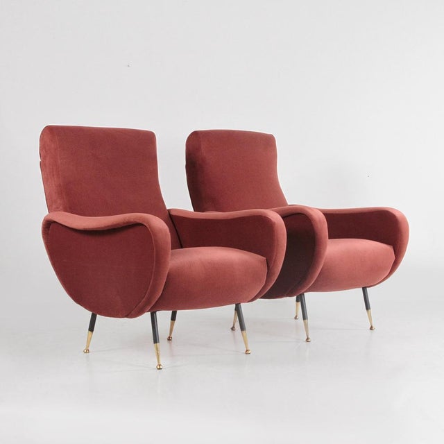 These armchairs welcome you with soft, enveloping lines, typical of post-war Italian design, where elegance and comfort...