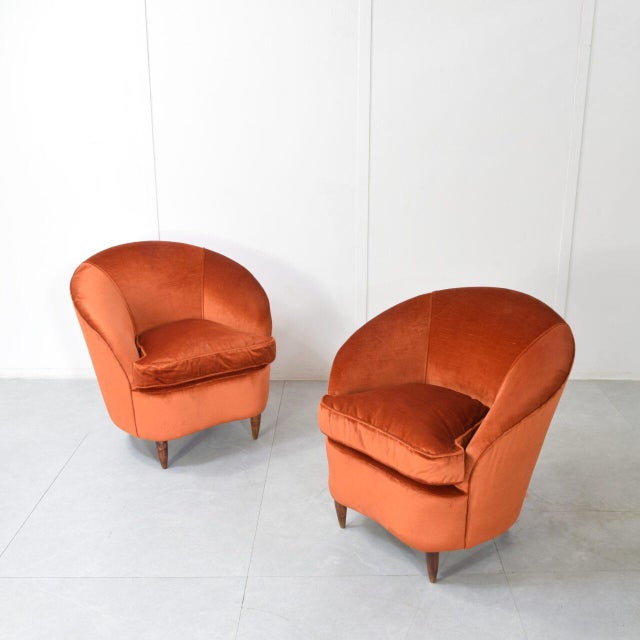 These two armchairs feature a distinctive design that recalls the style and elegance of 1950s Italian furniture, produced...