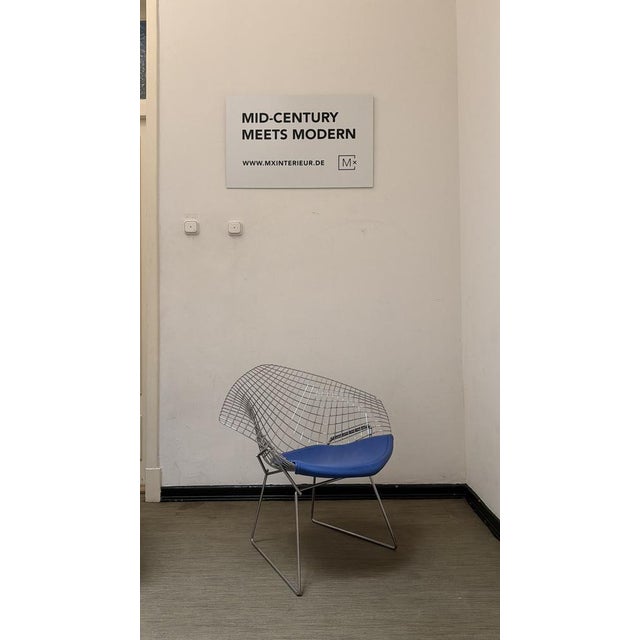 Metal Wire 421 and 422 Diamond Chairs in Silver and Blue by Harry Bertoia for Knoll, 1970s, Set of 2 For Sale - Image 7 of 18