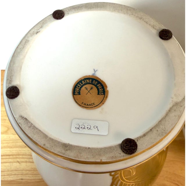 Maison Jansen Pair Maison Jansen Style Porcelaine de Paris Covered Urns Gilt Feather Motif For Sale - Image 4 of 18