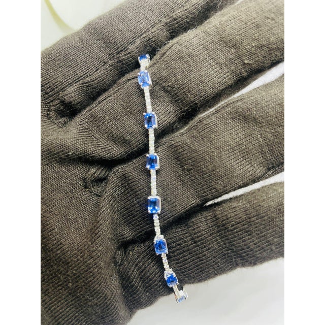 Contemporary Natural 18k Gold Blue Sapphire 3.85cts & Diamond 0.39cts Bracelet For Sale - Image 3 of 6