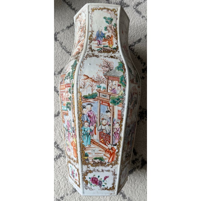 Alabaster Late 18th Century Qing Dynasty Export Famille Rose Mandarin Hexagonal Floor Vase Featuring Scenes of Courtly Life and Gold Gilt Foo Dog Lid For Sale - Image 8 of 12