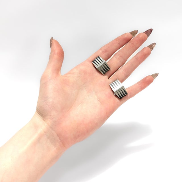 Mid-Century Modern 1970s Pair of Tono De Taxco Peidra Negra Sterling Silver & Onyx Modernist Cufflinks For Sale - Image 3 of 10