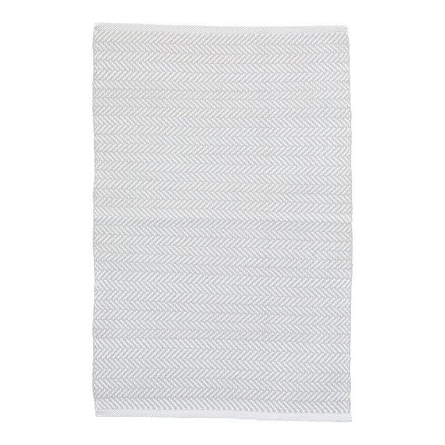 Dash & Albert by Annie Selke Herringbone Pearl Grey/White Indoor/Outdoor Rug, 4' x 6' For Sale