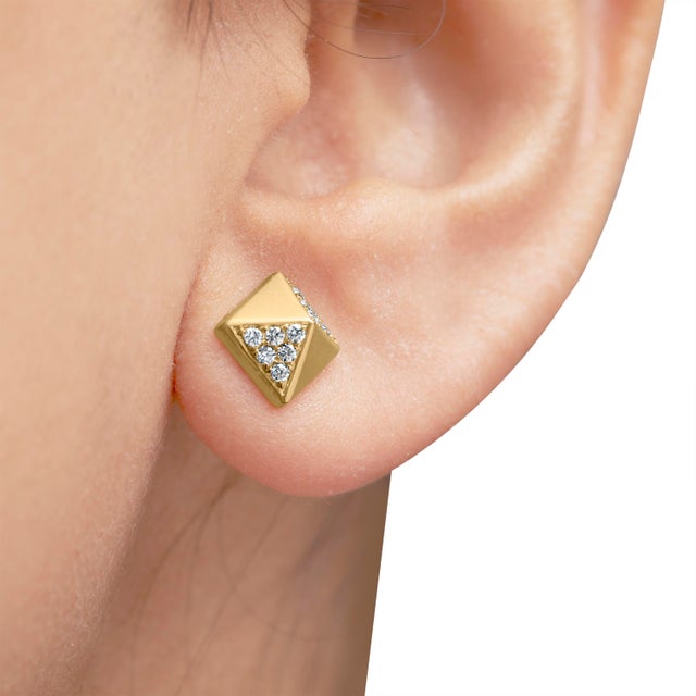 Early 21st Century 14K Yellow Gold 1/4 Cttw Diamond Pyramid Stud Earring (G-H Color, SI1-SI2 Clarity) For Sale - Image 5 of 6