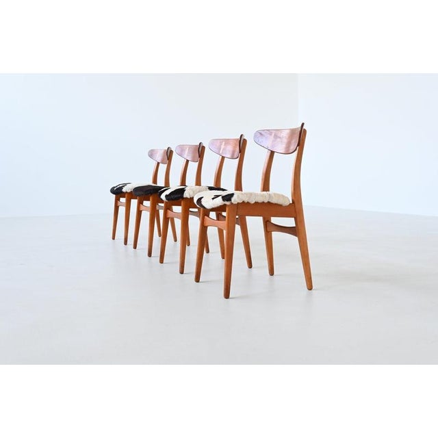 Mid-Century Modern Model Ch30 Dining Chairs in Cowskin by Hans J. Wegner for Carl Hansen & Søn, Denmark, 1952, Set of 4 For Sale - Image 3 of 18