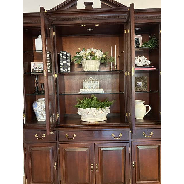 Traditional 1970s Lexington Lighted China Cabinet / Hutch For Sale - Image 3 of 12