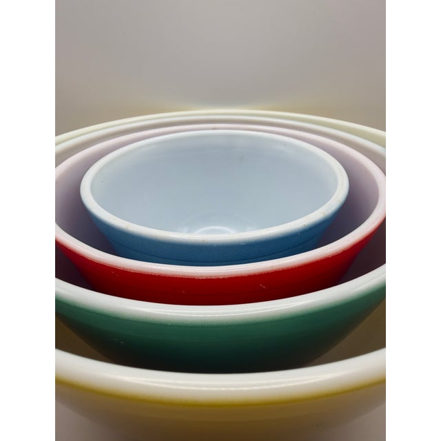 Mid-Century Modern Vibrant 1940s Pyrex Primary Colors Mixing Bowl Complete Set For Sale - Image 3 of 17