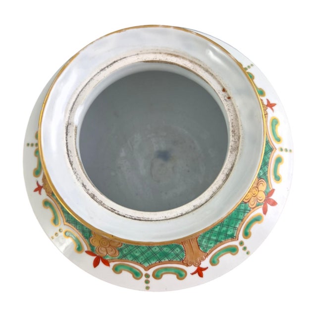 French Chinoiserie Armorial Porcelain Vase and Cover from Samson Paris, 1880s For Sale - Image 9 of 15