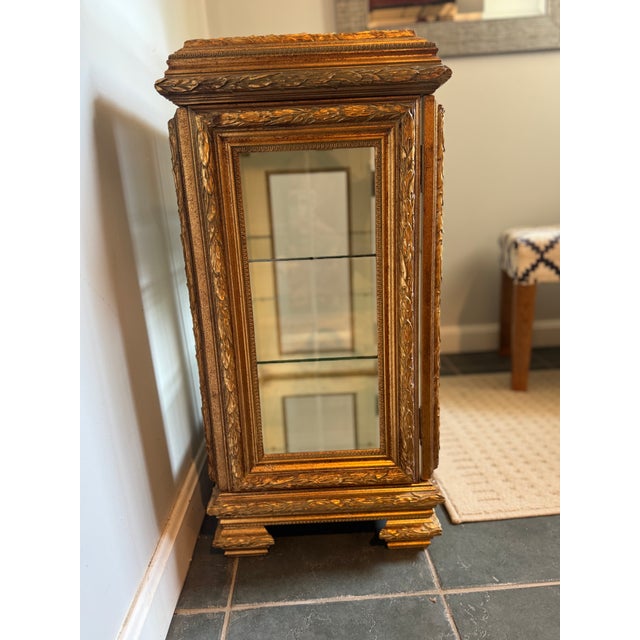 1960s Exquisite Gold Gilt Display Cabinet With Mirrored Interiors For Sale - Image 4 of 11