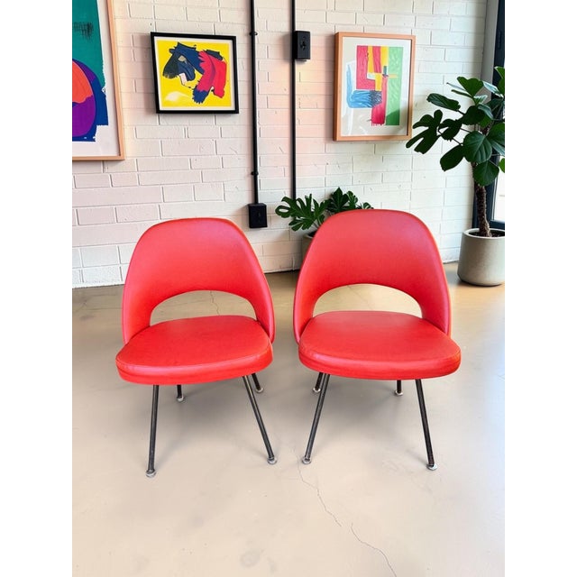 Mid-Century Modern 1950s Eero Saarinen for Knoll Executive Side Chairs in Red Vinyl - Pair For Sale - Image 3 of 14
