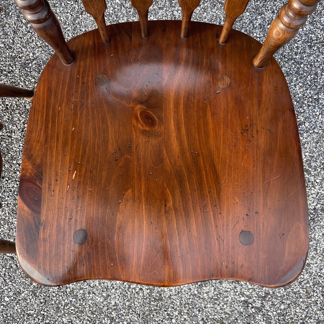 1970s Ethan Allen Old Tavern Antiqued Pine Rustic Traditional Arrow Back Dining Chairs - A Pair (B) (12-6011) For Sale In Philadelphia - Image 6 of 11