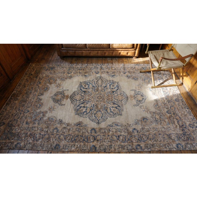 1890s Tan Camel Medallion Antique s.e. Persian Kirman Lavar Rug 4' 4"x6' 7" Handknotted Wool Carpet For Sale - Image 13 of 13