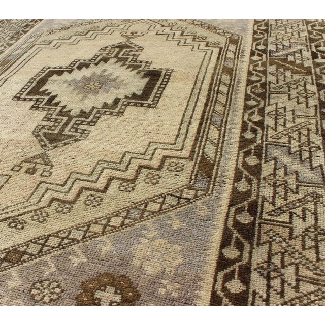Mid 20th Century Multi-Layered Medallion Vintage Turkish Oushak Rug in Cream and Shades of Brown For Sale - Image 5 of 7