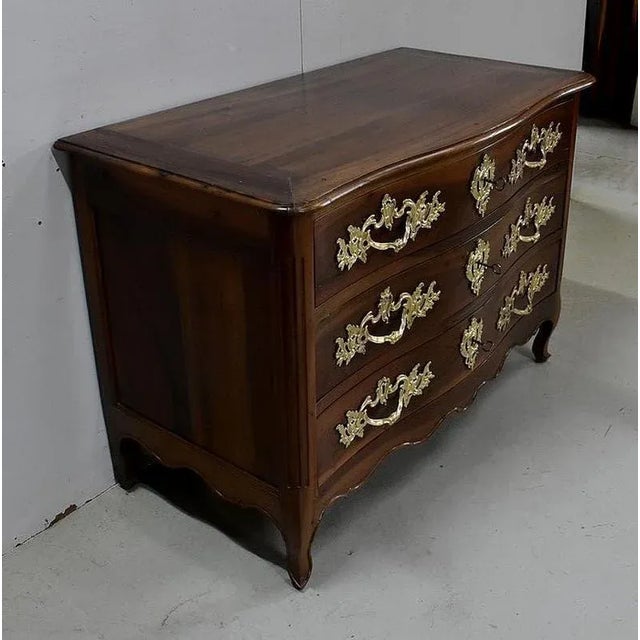 Solid wood chest of drawers, originating from the Nantes region, with a sinuous front. Its relatively fine wood top is...
