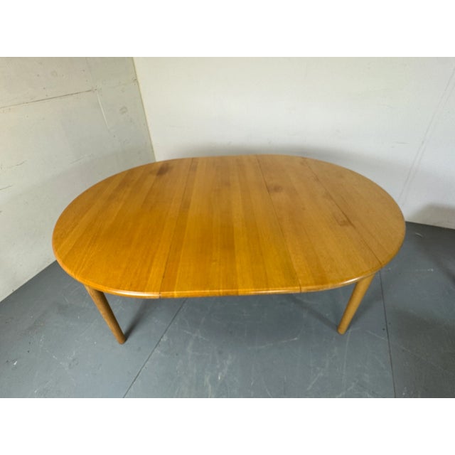 Kurt Østervig Mid-Century Danish Round Extendable Dining Table in Oak by Kurt Østervig for Brødere Andersen, 1960s For Sale - Image 4 of 17