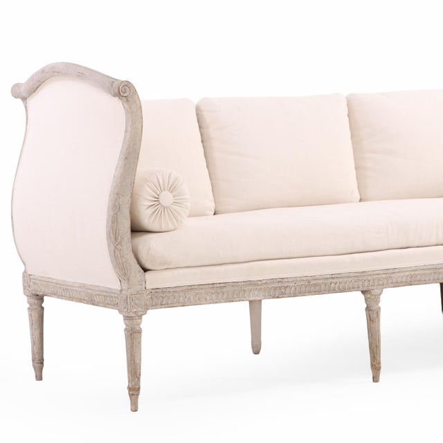 Gustavian (Swedish) A Swedish Gustavian-Style Painted Settee / Daybed W/Cushions, C. 1800. For Sale - Image 3 of 8